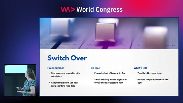 Executing a zero-downtime switchover process